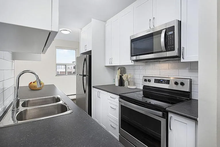250 Roehampton Ave