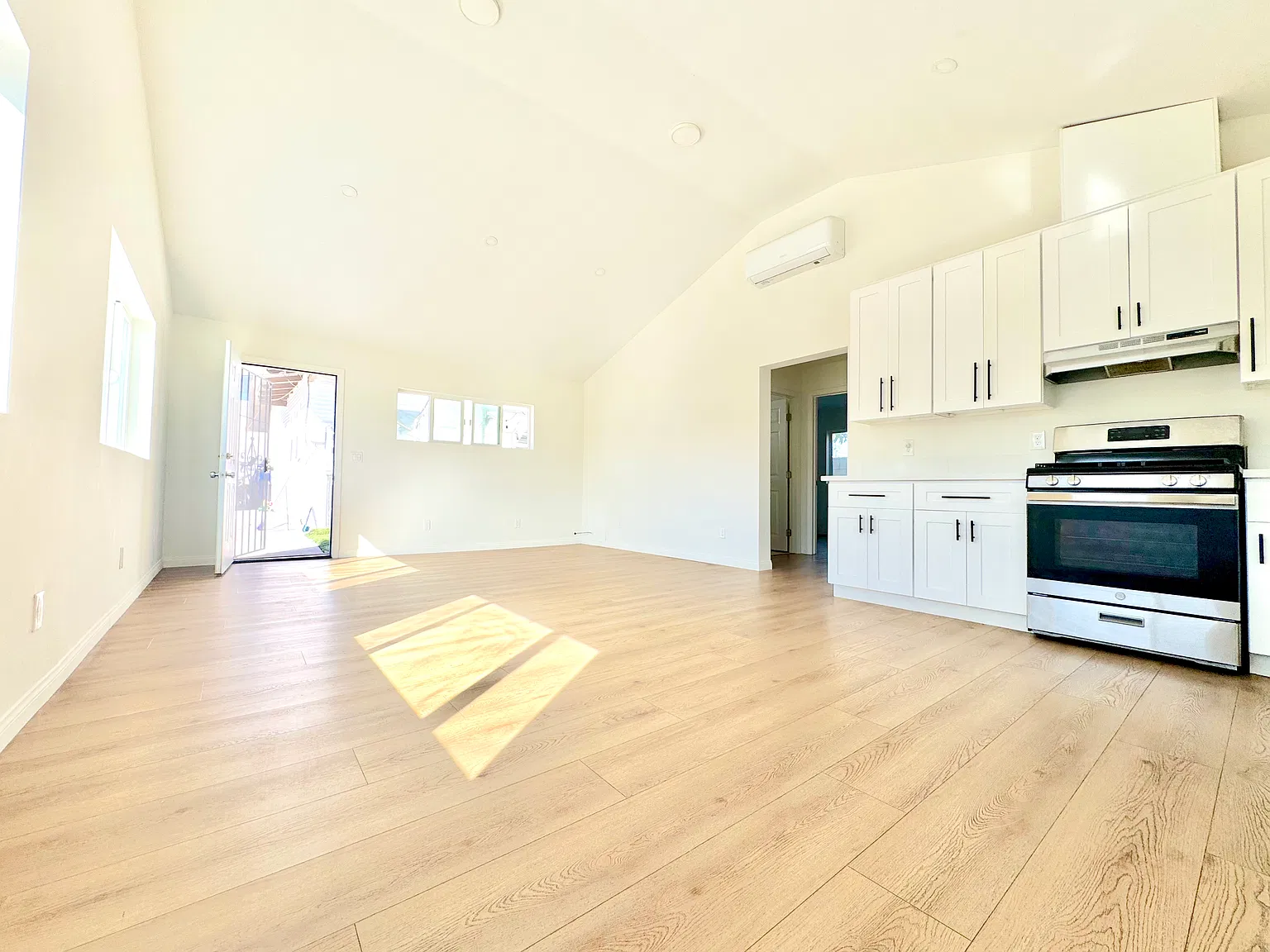 2 bed, 790 sqft, $2,275 — Photo 3