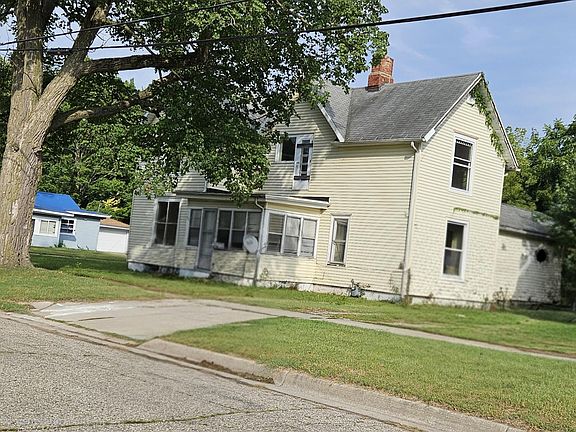 3rd image of 122 Oak St