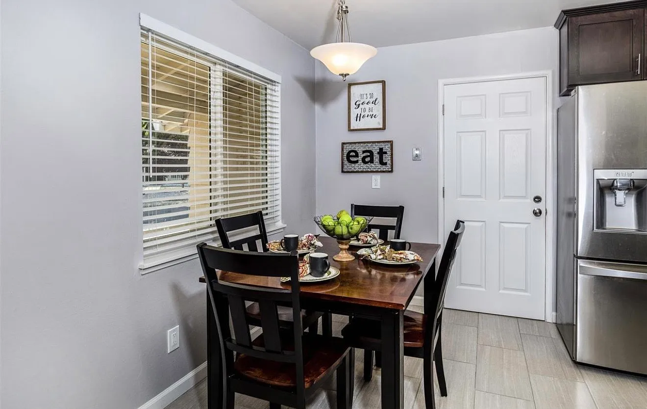 3 bed, 1071 sqft, $4,000 — Photo 1