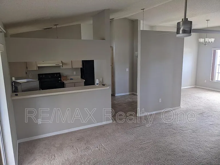 271 N Lombardy Point — Photo 3