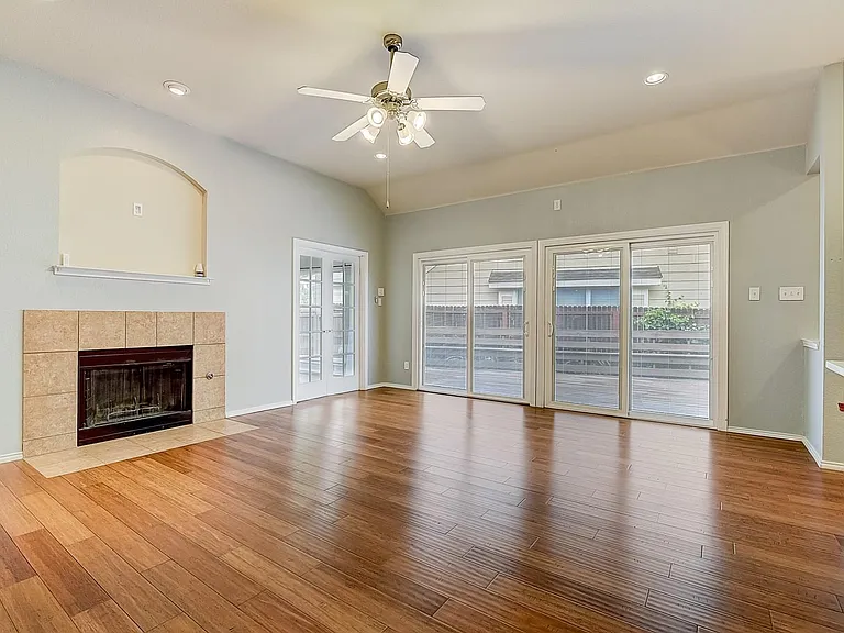 9764 Old Field Dr — Photo 4