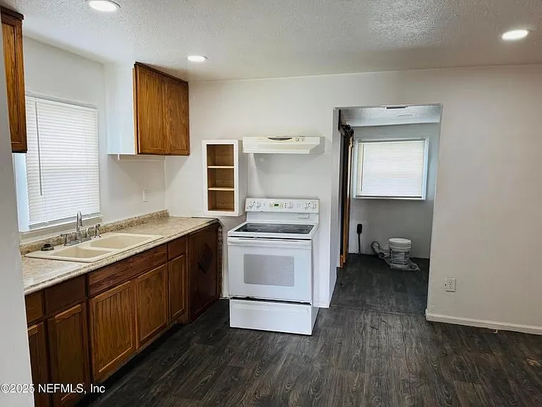 1445 Douglas St — Photo 3