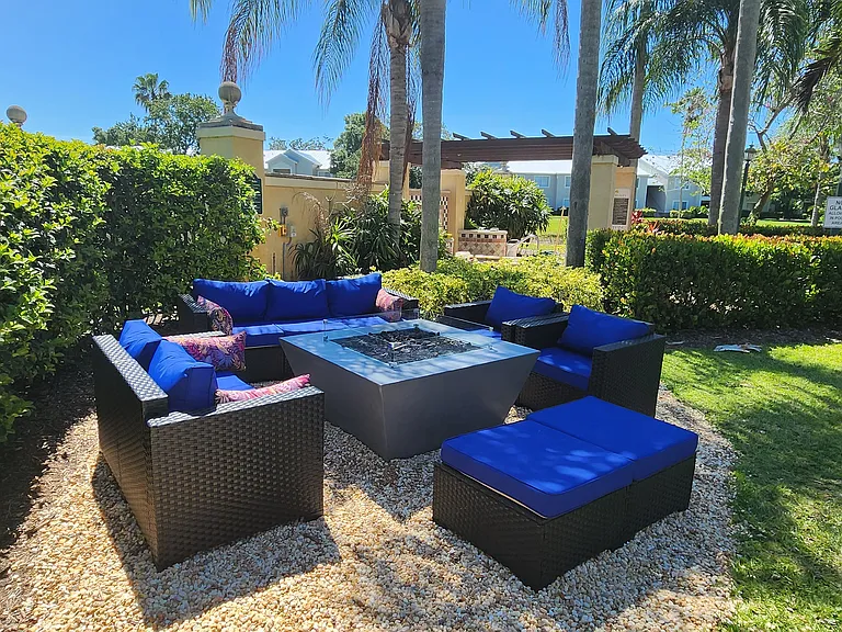 Fire pits and s'mores, anyone? Get cozy and unwind in our relaxing outdoor lounge area.