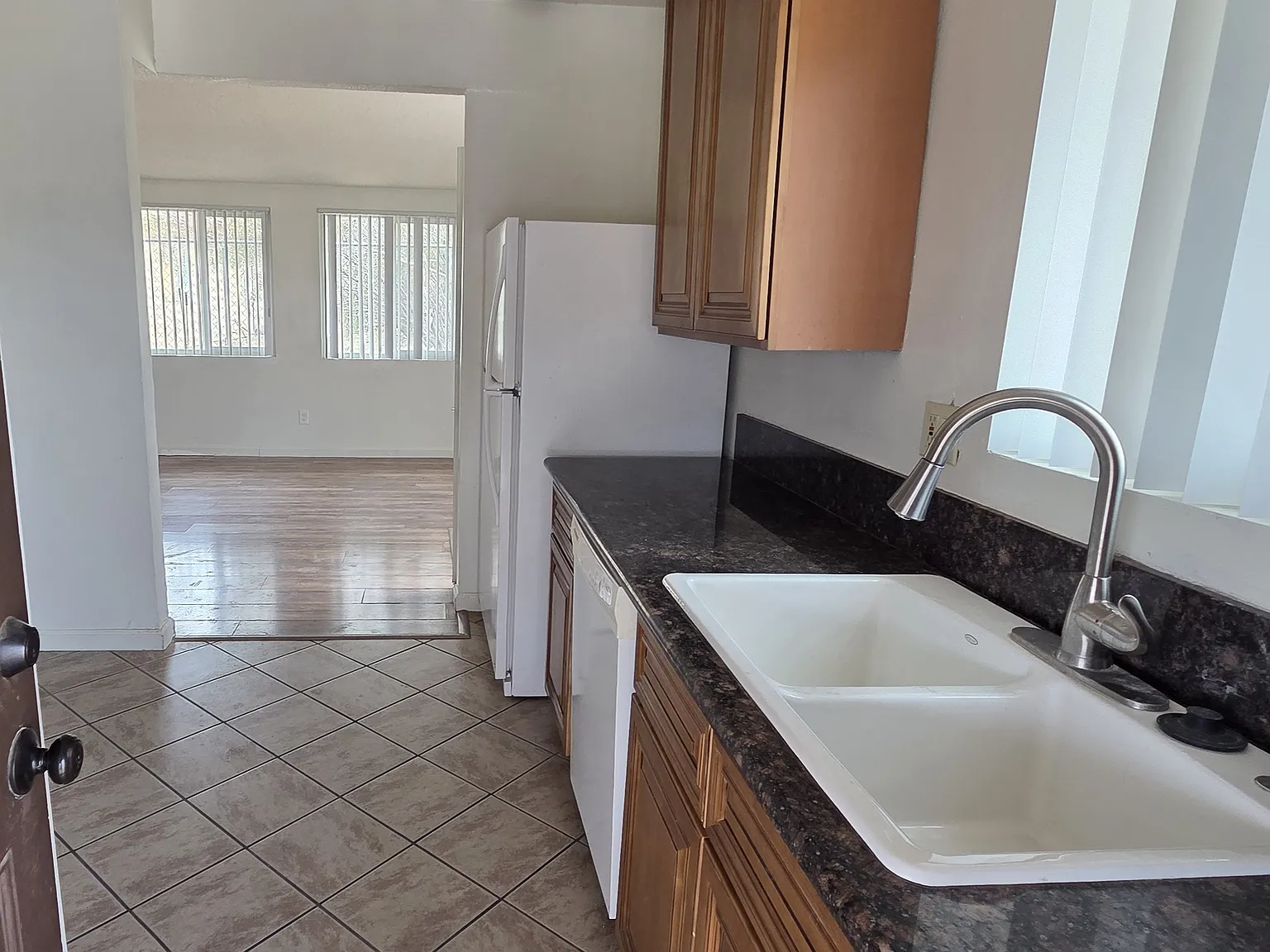 2 bed, 896 sqft, $1,300 — Photo 2