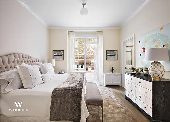 Sold by Warburg | media 4