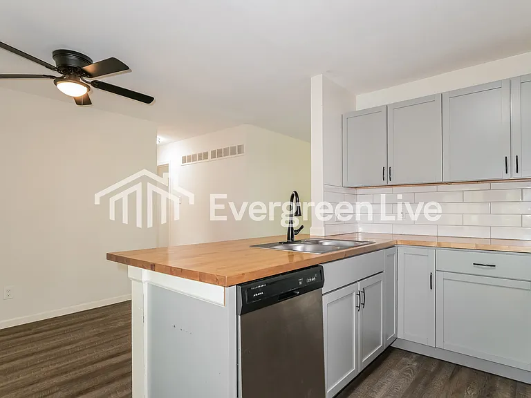 10422 Castle Dr — Photo 8