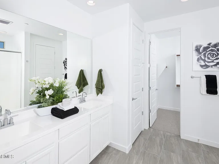 2527 W Sunland Ave — Photo 2