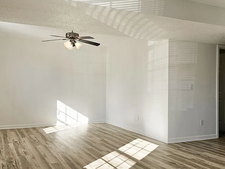 Beautifully updated 4 Bedroom/2 Bathroom downstairs apartment — Photo 38