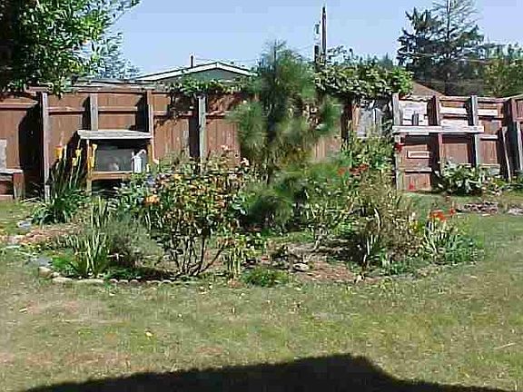 FENCED YARD / GARDEN SPACE!