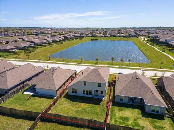 736 Scenic Lake Dr, La Marque, TX 77568