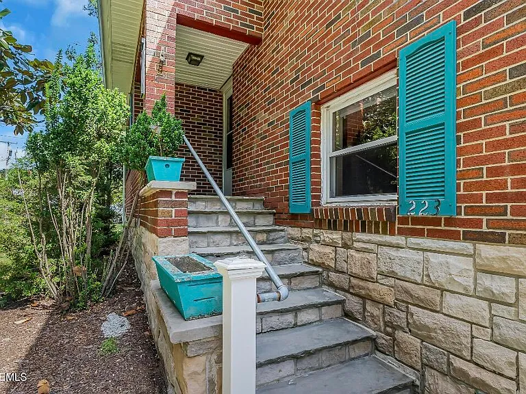 221 Harrison Ave — Photo 11