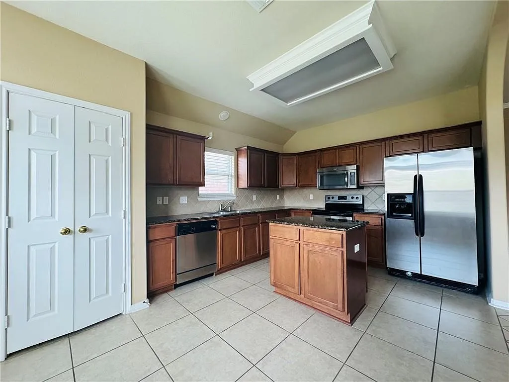 4 bed, 2.0 bath, 2012 sqft, $2,600 — Photo 3