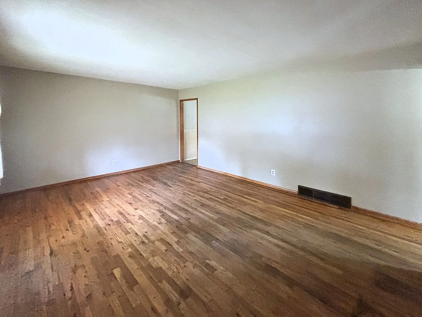 7215 S 71st Ave 3 Bed/1 Bath in Papillion La Vista Schools | Hardwood Floors, Fenced Yard, Detach... — Photo 2