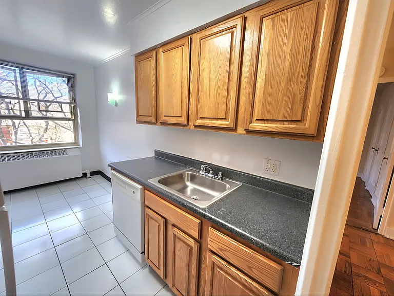 196 65th Cres #B — Photo 6
