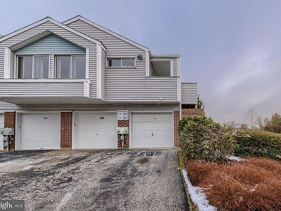 3rd image of 202 Creekside Dr