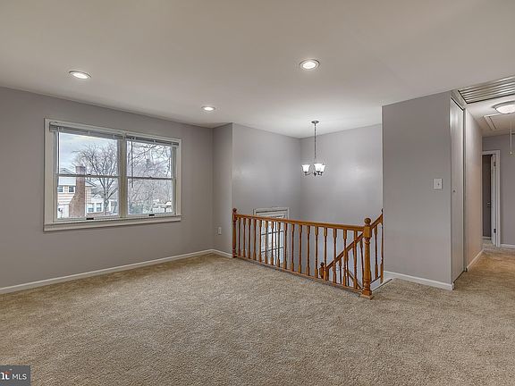 5th image of 466 Kenora Dr