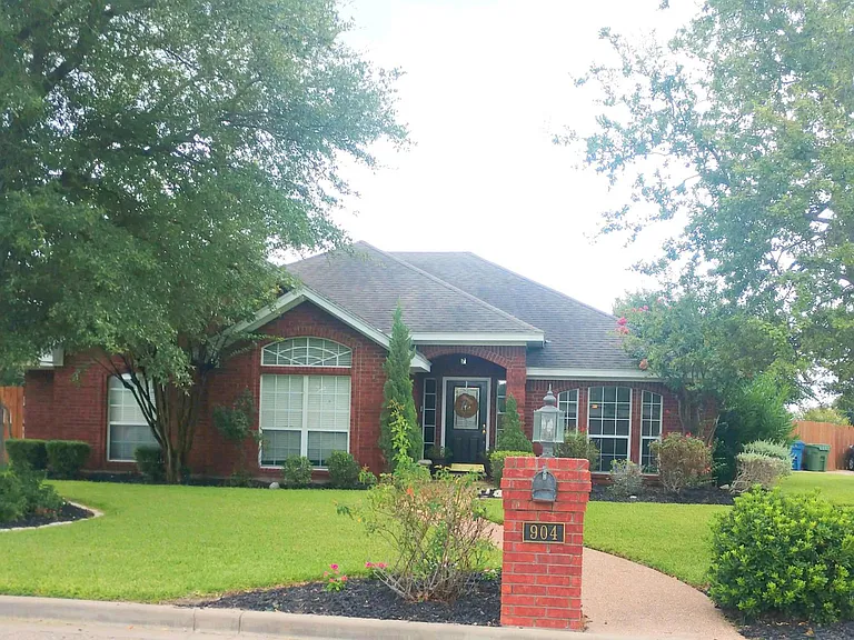 904 Oakmont Dr — Photo 2