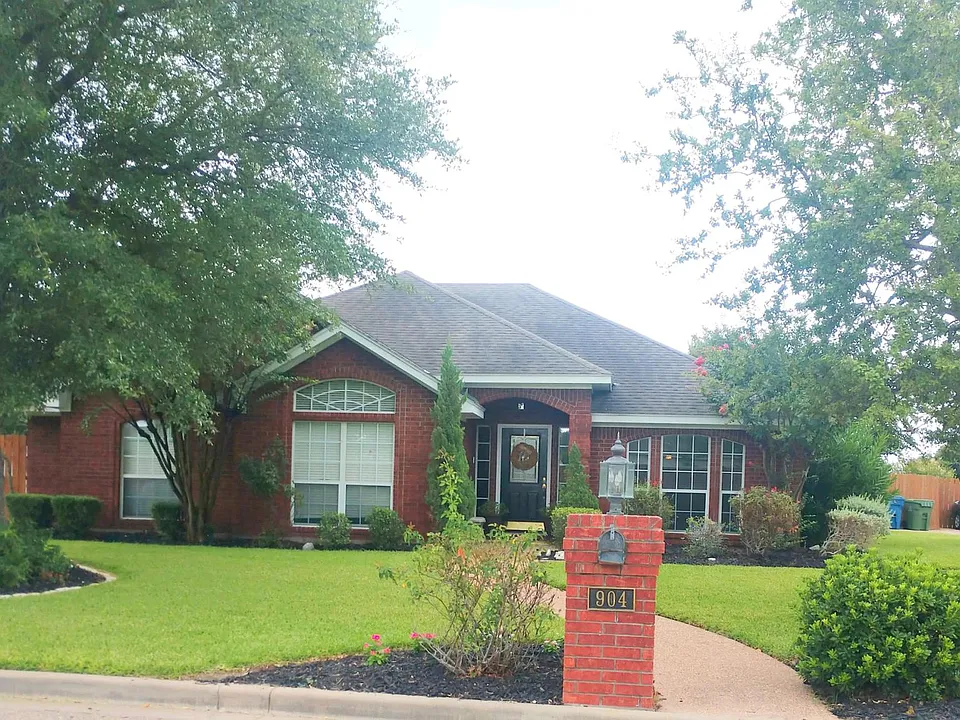 904 Oakmont Dr
