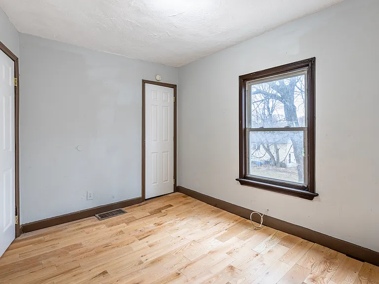 327 Saxton St — Photo 3