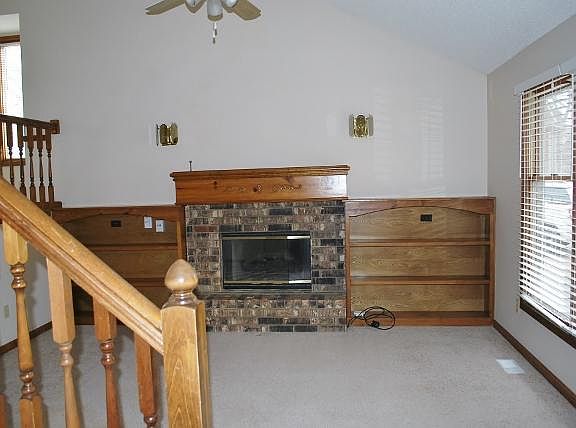 4th image of 2429 NE Bridgeport Dr