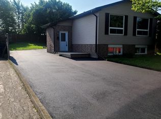24 Chilton Dr, Hamilton, ON L8J 1M2