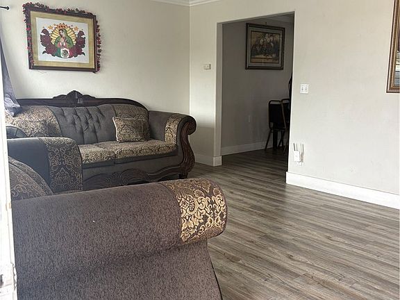 5th image of 501 W Latham Ave