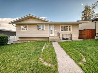 10647 N Shillington Cres SW, Calgary, AB T2W 0N8