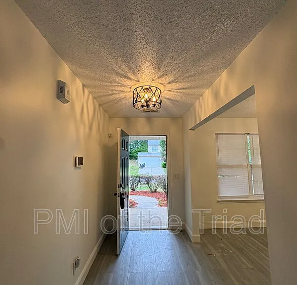 202 Kinnley Ct — Photo 3