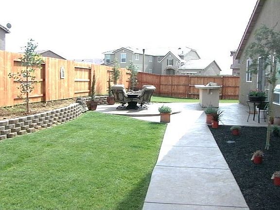 Backyard w/ Built in BBQ