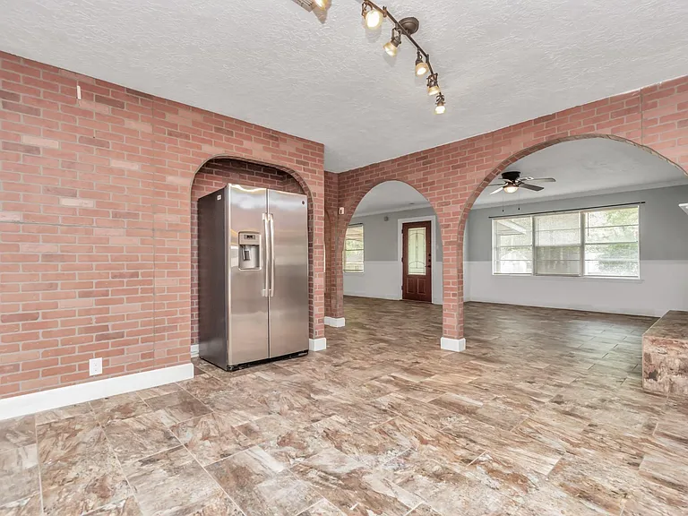 602 Everett St — Photo 13