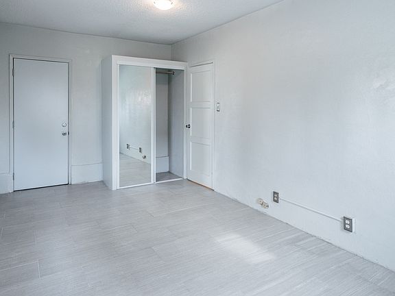 3rd image of 109 W Fairview Blvd