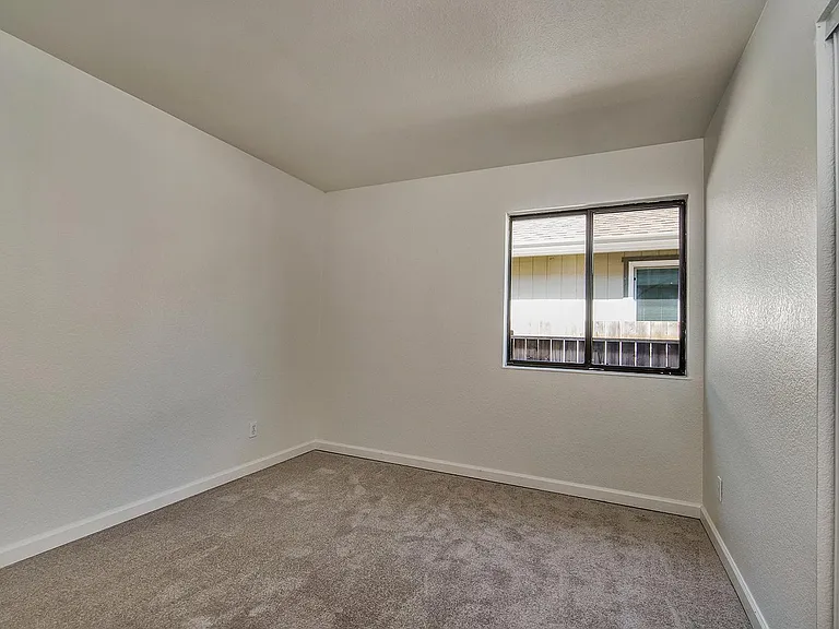 828 Bond Pl — Photo 16