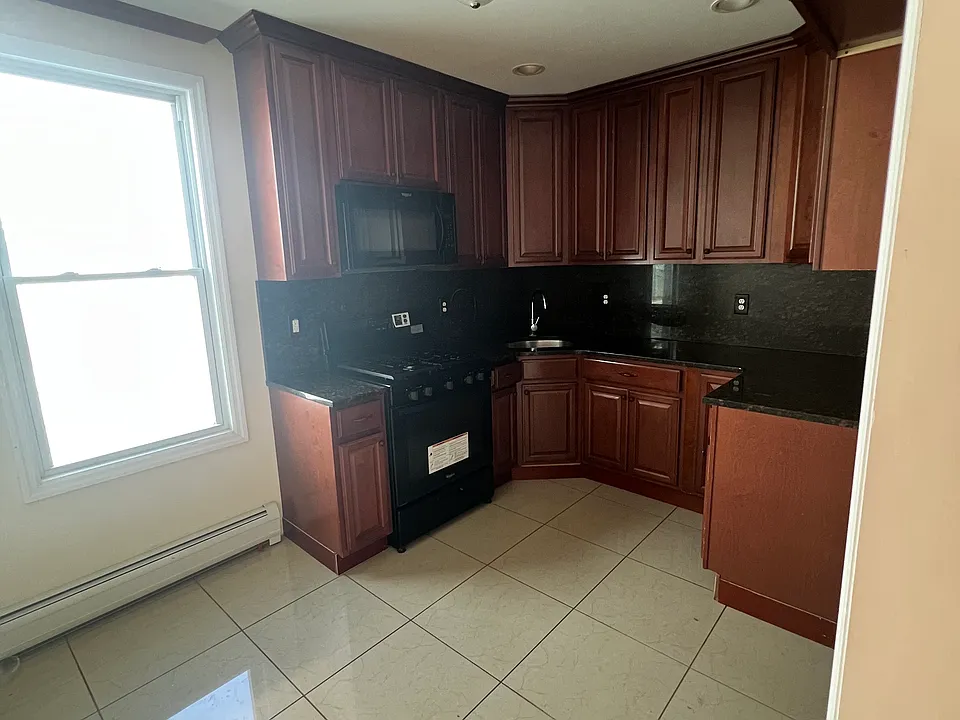 292 Woodlawn Ave #2