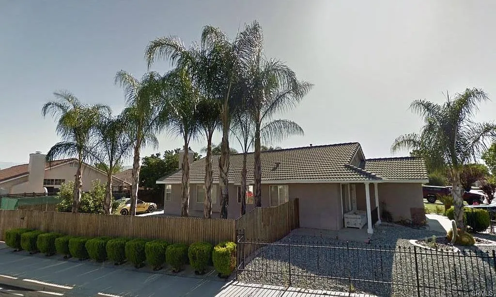 Beautiful Single Story On Large Corner Lot — Photo 2