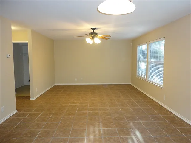4 bed, 2.5 bath, 2124 sqft, $2,085 — Photo 4