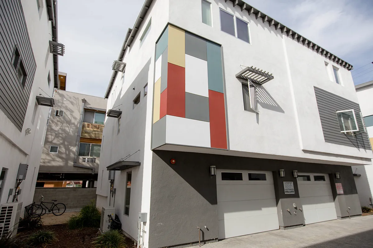 Building Photo - 1168 W 36th Pl