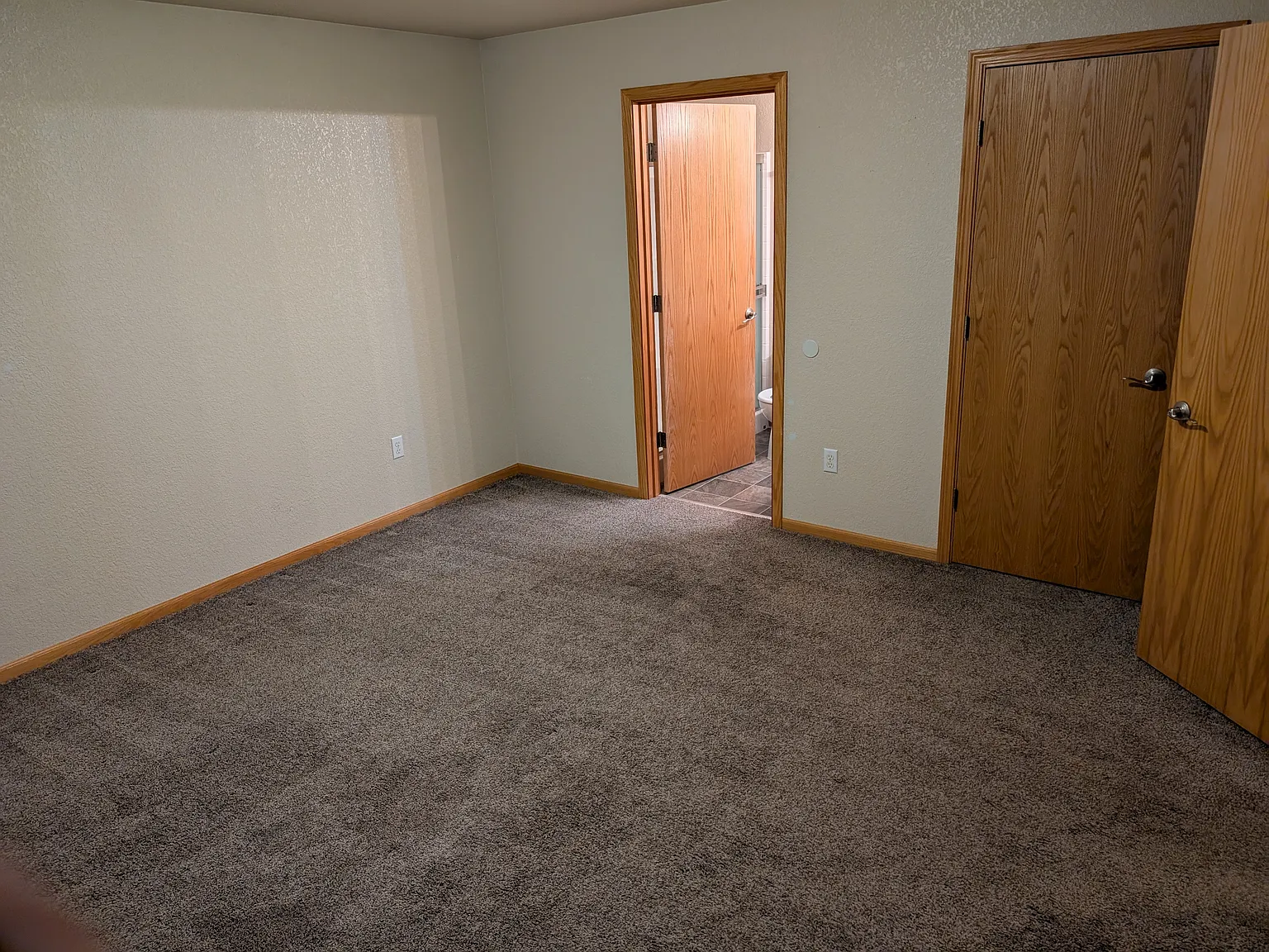 3 bed, 1100 sqft, $2,075 — Photo 3
