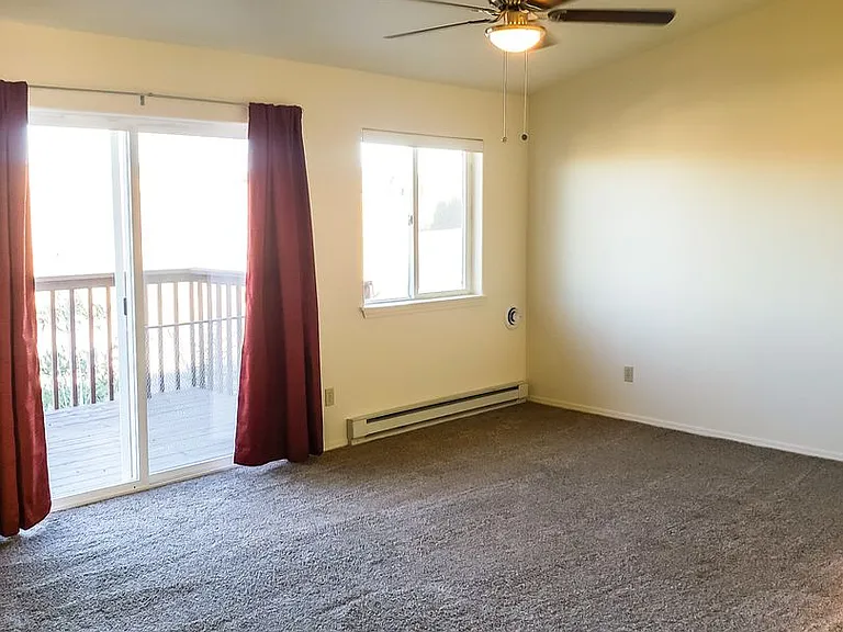 1038 W C St — Photo 3