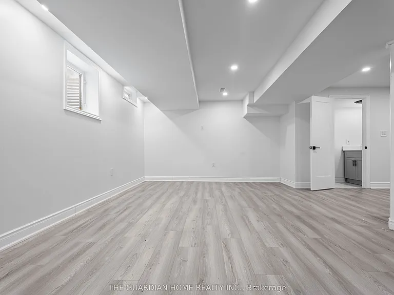 44 Williamson Dr W — Photo 13
