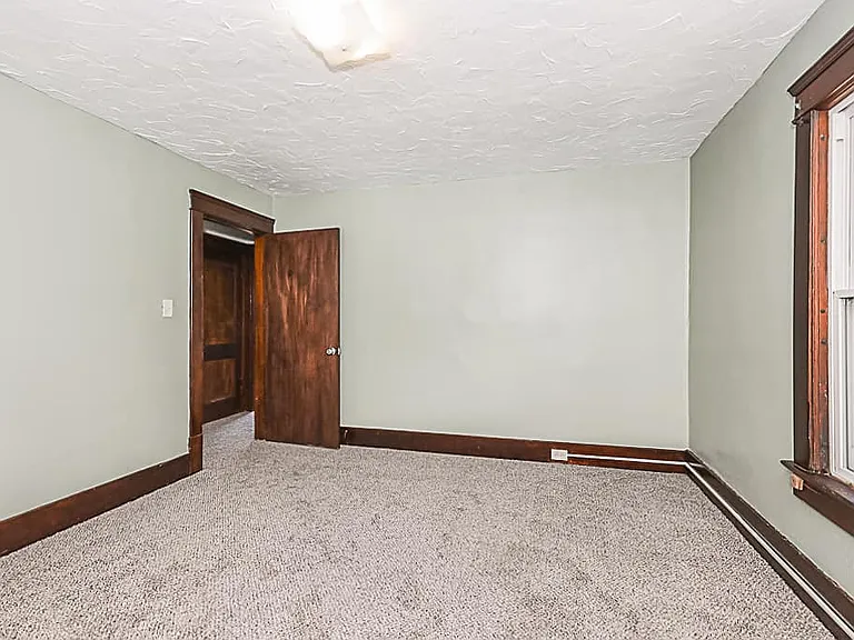 275 E York St — Photo 20