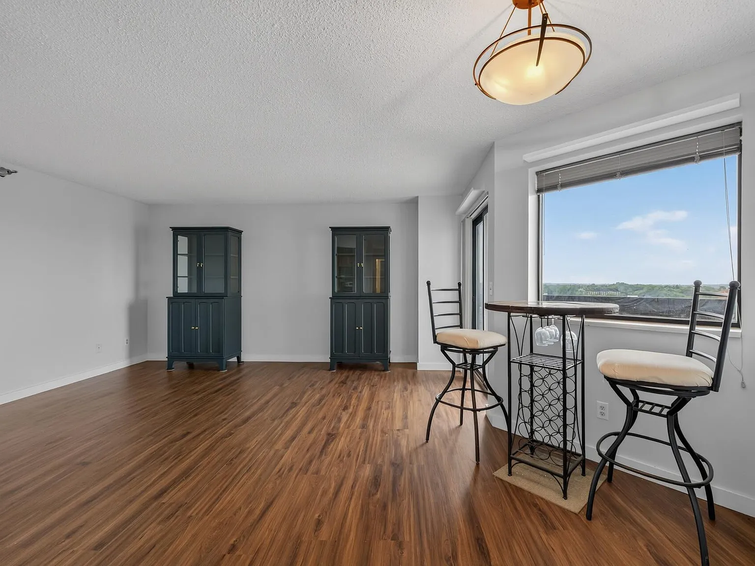 2 bed, 1.0 bath, 805 sqft, $1,750 — Photo 2