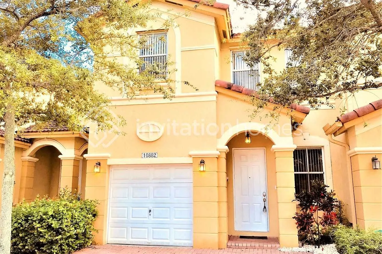 10882 NW 78th Ter Doral, FL 33178 — Photo 1