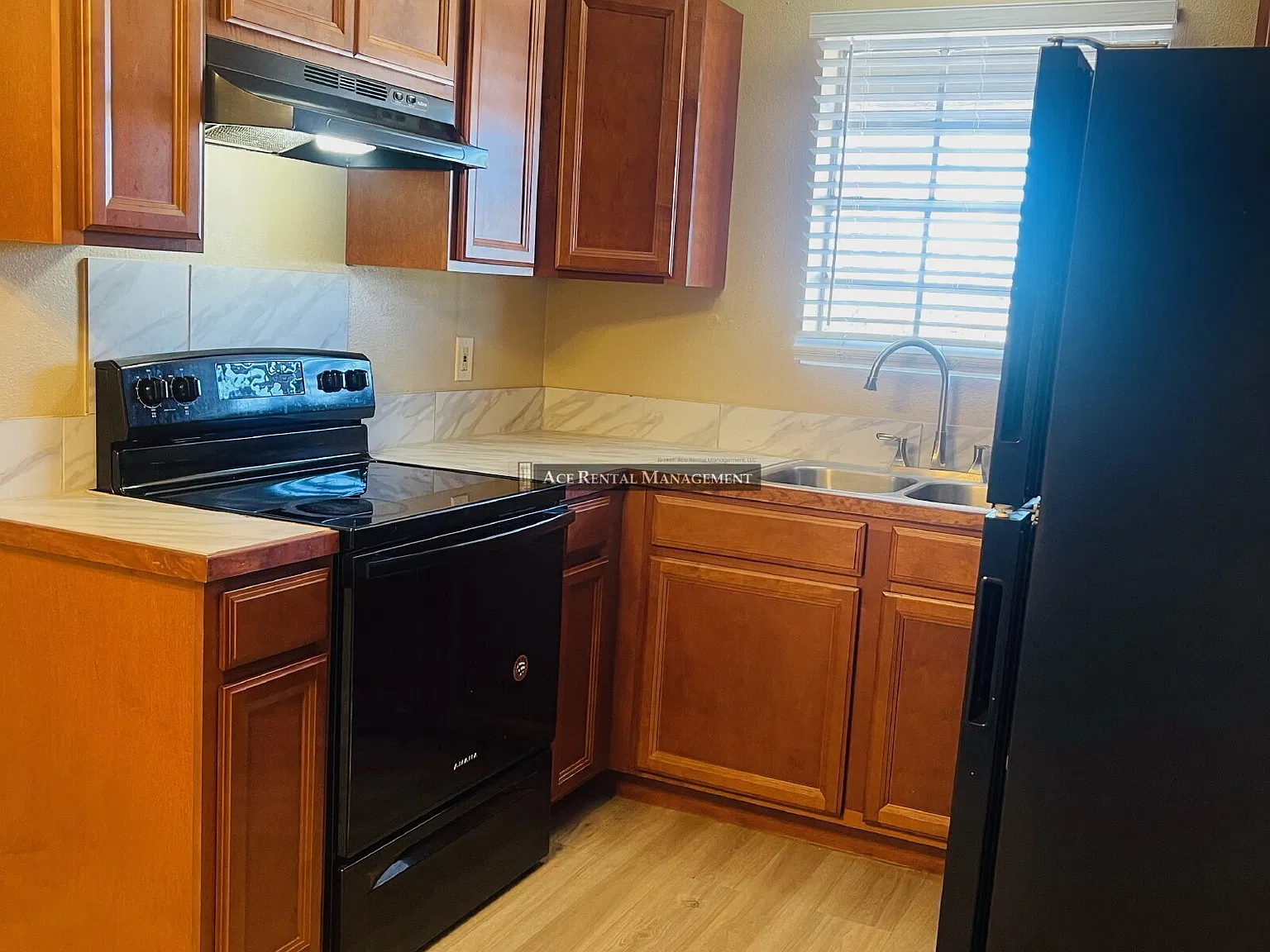 Now Ready! Beautiful & Spacious 1BR/1BA Upstairs Unit at The Chateau Royale Apartments - Location... — Photo 4