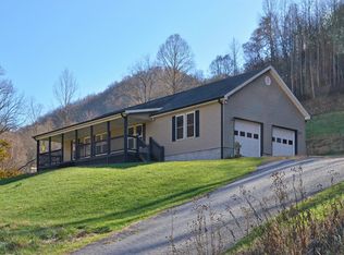 200 Rabbit Hop Dr, Burnsville, NC 28714