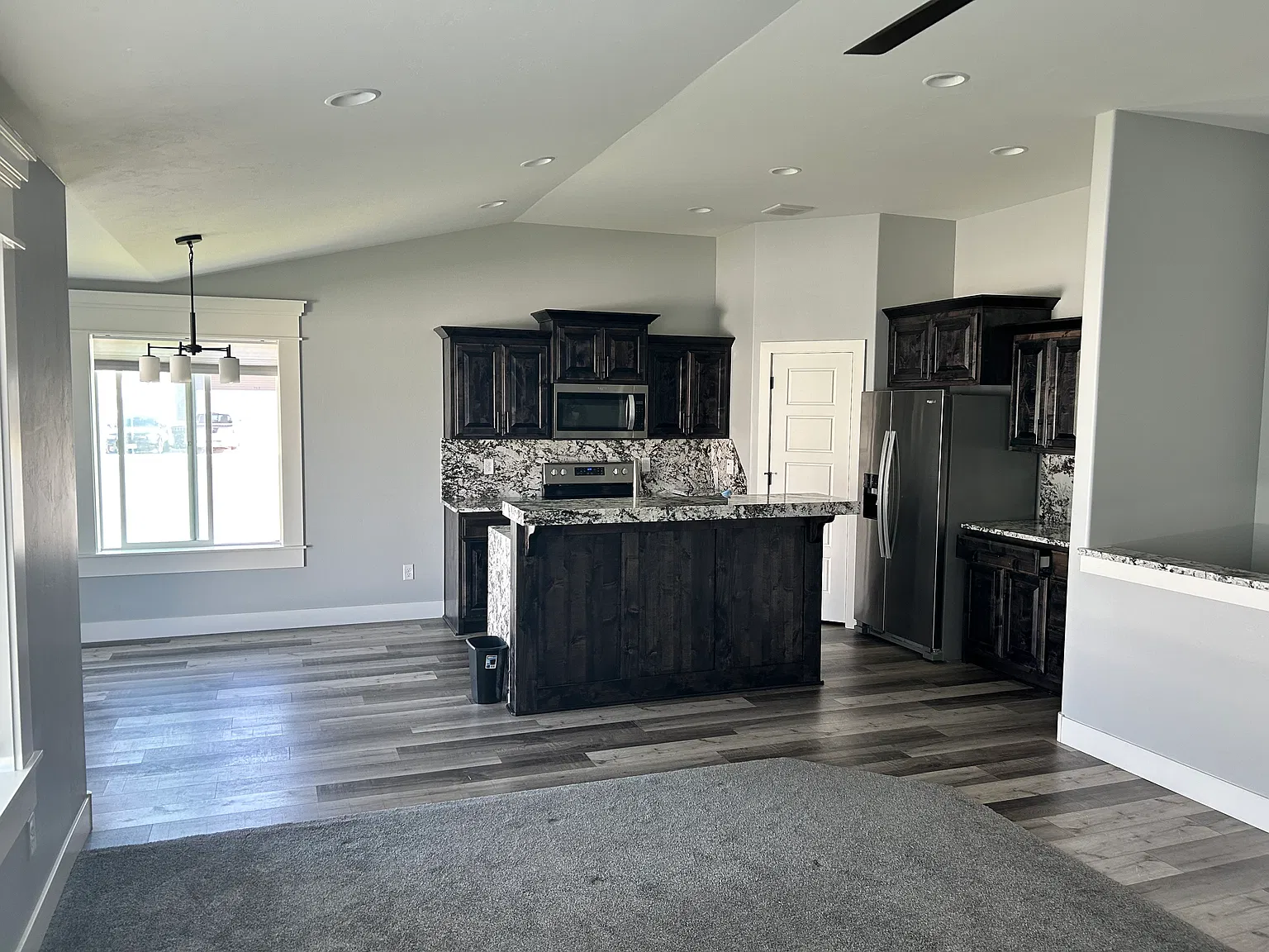 3 bed, 2600 sqft, $2,450 — Photo 3