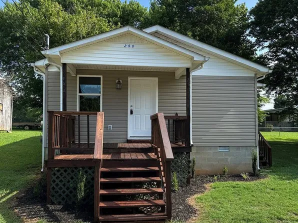 250 Mountain St, Doyle, TN 38559