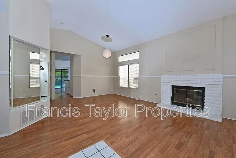 3 bed, 2.0 bath, 1288 sqft, $4,000 — Photo 4