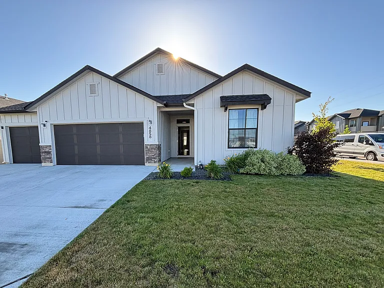 4858 N Elmstone Ave — Photo 3