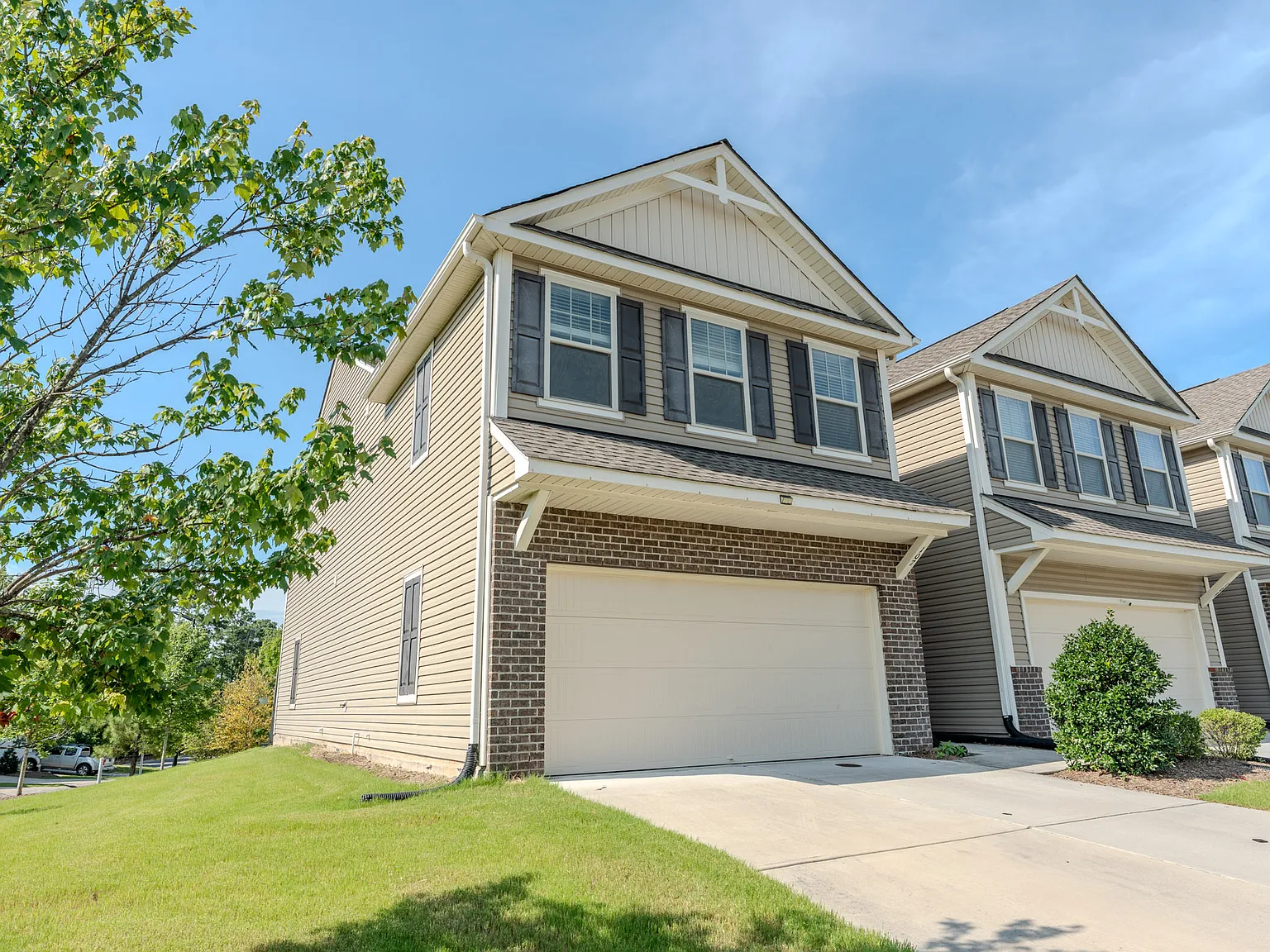 3 bed, 2.5 bath, 2250 sqft, $2,400 — Photo 4